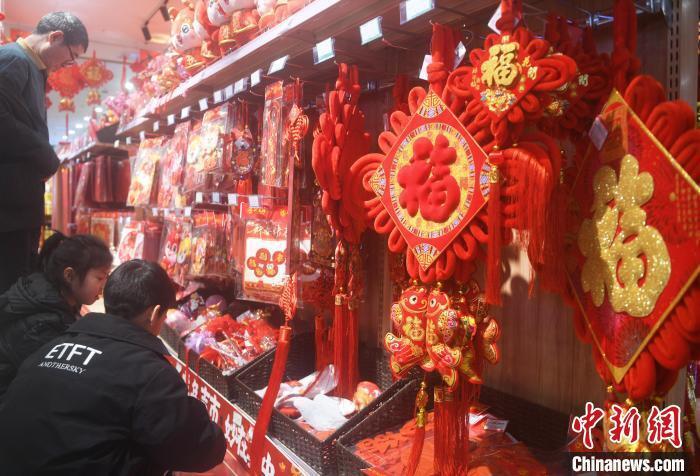 (新春走基层)农历龙年春节临近 重庆新春饰品走俏年味浓
