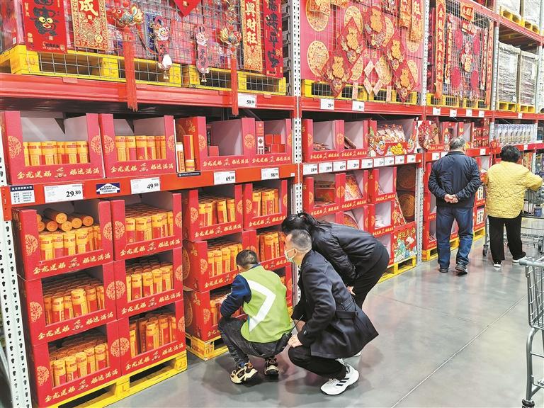 在家“逛”超市 年货和喜悦送到家 各大超市近期线上线下客流逐日增长 不少超市提供全国配送业务
